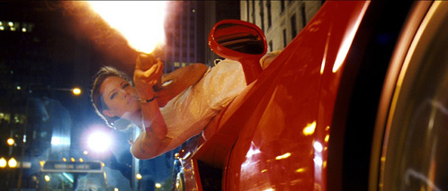 The Fox (Angelina Jolie) pegando tiros
